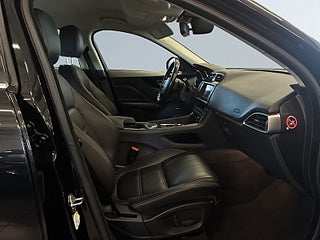 Jaguar F-Pace 20d AWD S&V-hjul/Psens/Skinn/Rattvärm/Växelpaddlar – bild 10