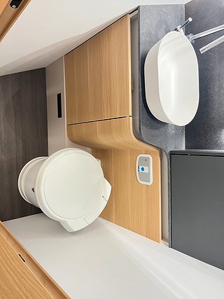 Husbil-halvintegrerad Adria CORAL PLUS 670 DC 23 av 28