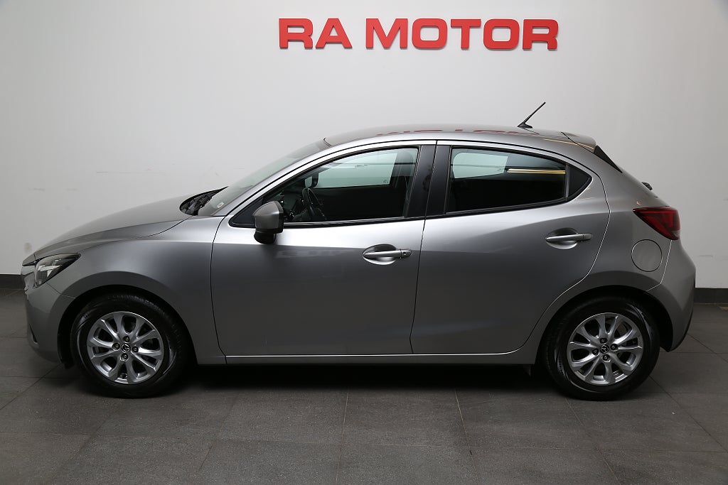 Mazda 2 1,5 SKYACTIV-G 90hk Core Aut Motorvärmare Dragkrok 2015