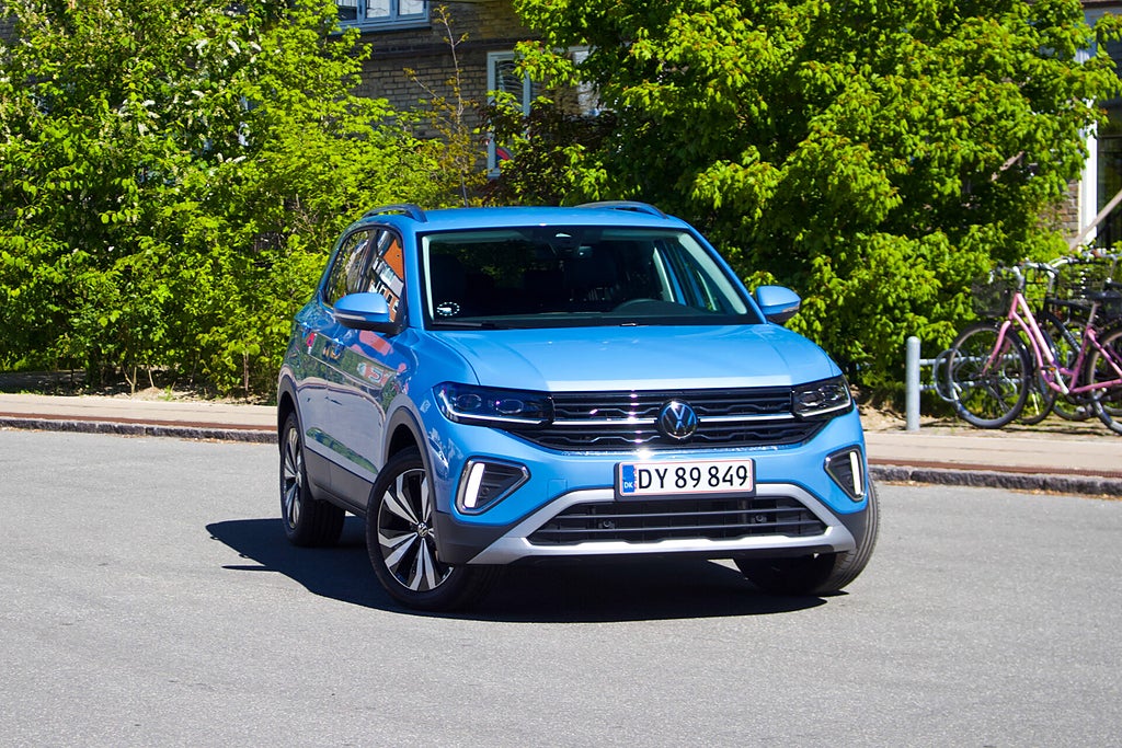 Närbild på fronten av en blå Volkswagen SUV