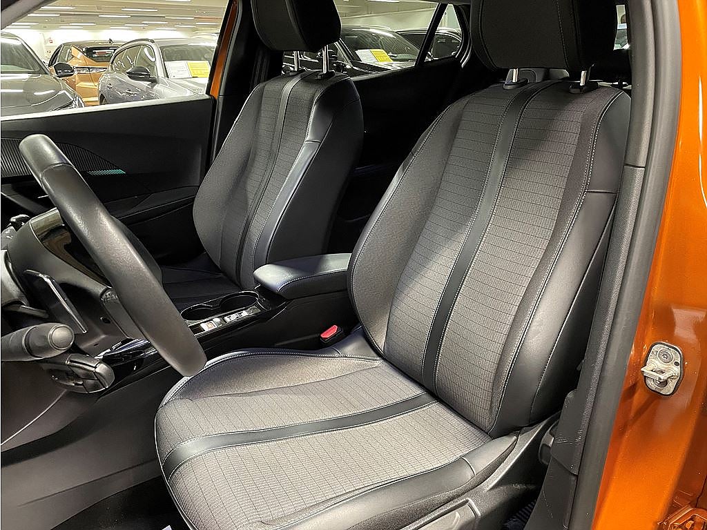 Bild på Peugeot 2008 Allure 1.2 PT 130hk Aut - B-KAMERA, CARPLAY