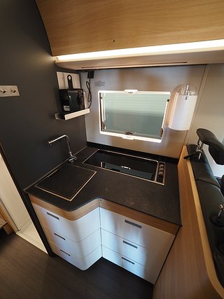 Husbil-integrerad Adria Sonic Plus 700 SL 12 av 19