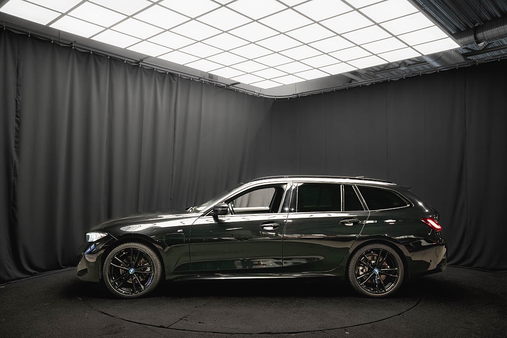 BMW 330e xDrive M Sport BLACK DRAG KAMERA 19'' 1-ÄGARE MOMS