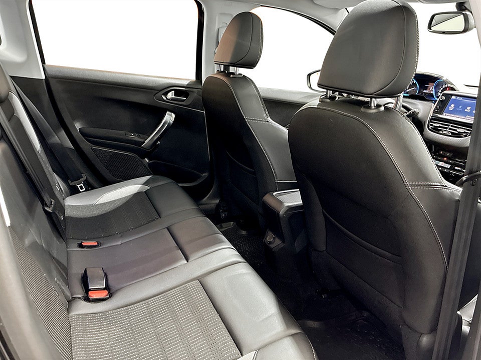 Bild på Peugeot 2008 Allure 1.2 PT 110hk Aut PANO B-KAMERA