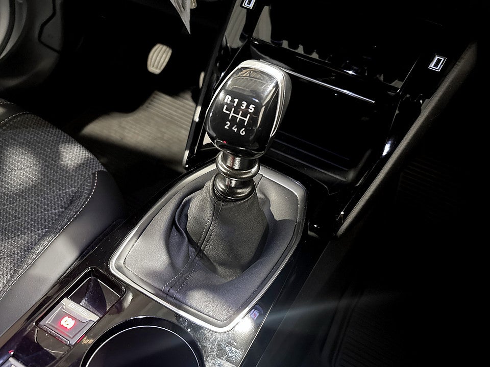 Bild på Peugeot 2008 Allure 1.2 PT 130hk CARPLAY P-SENSORER
