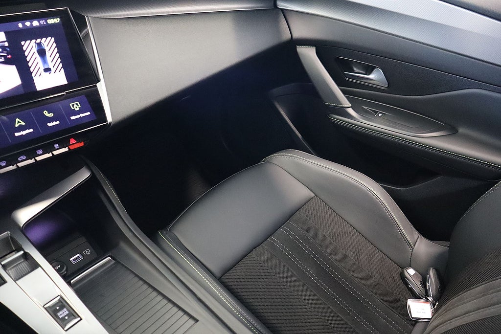 Bild på Peugeot 408 GT 1.2 PT 130hk Aut - ELBAKLUCKA