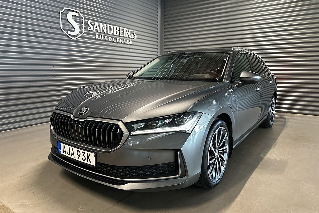 Skoda Superb iV Kombi L&K Backkamera Värmare Navi Panorama HuD Drag 