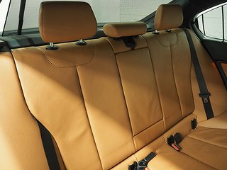 Sedan BMW 330 12 av 26