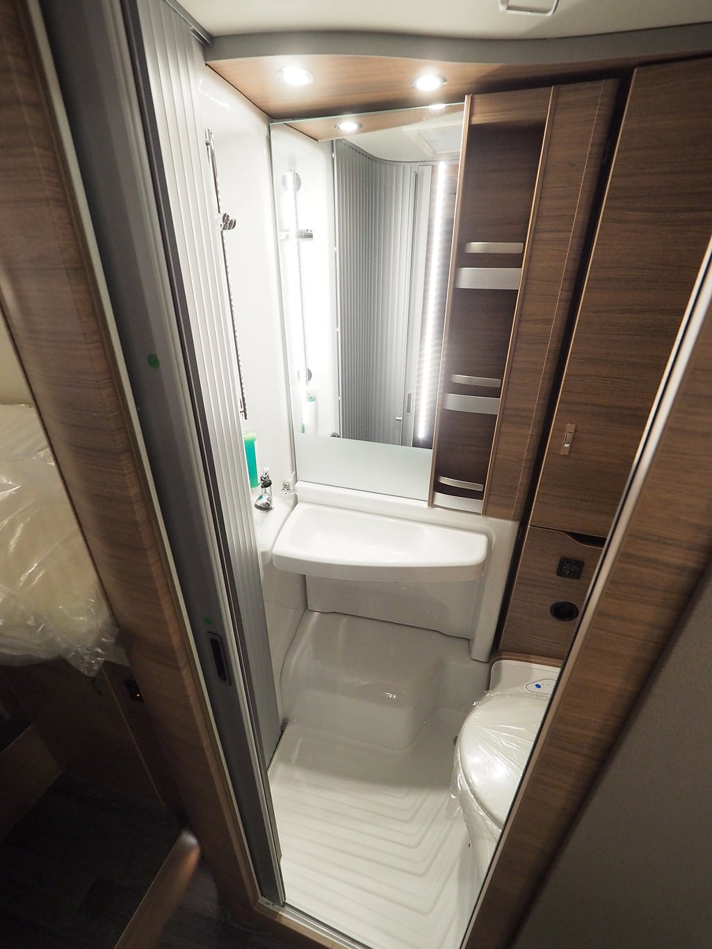 Knaus Van Ti 640 MEG Vansation AUT 177hk | Långbäddar I VW