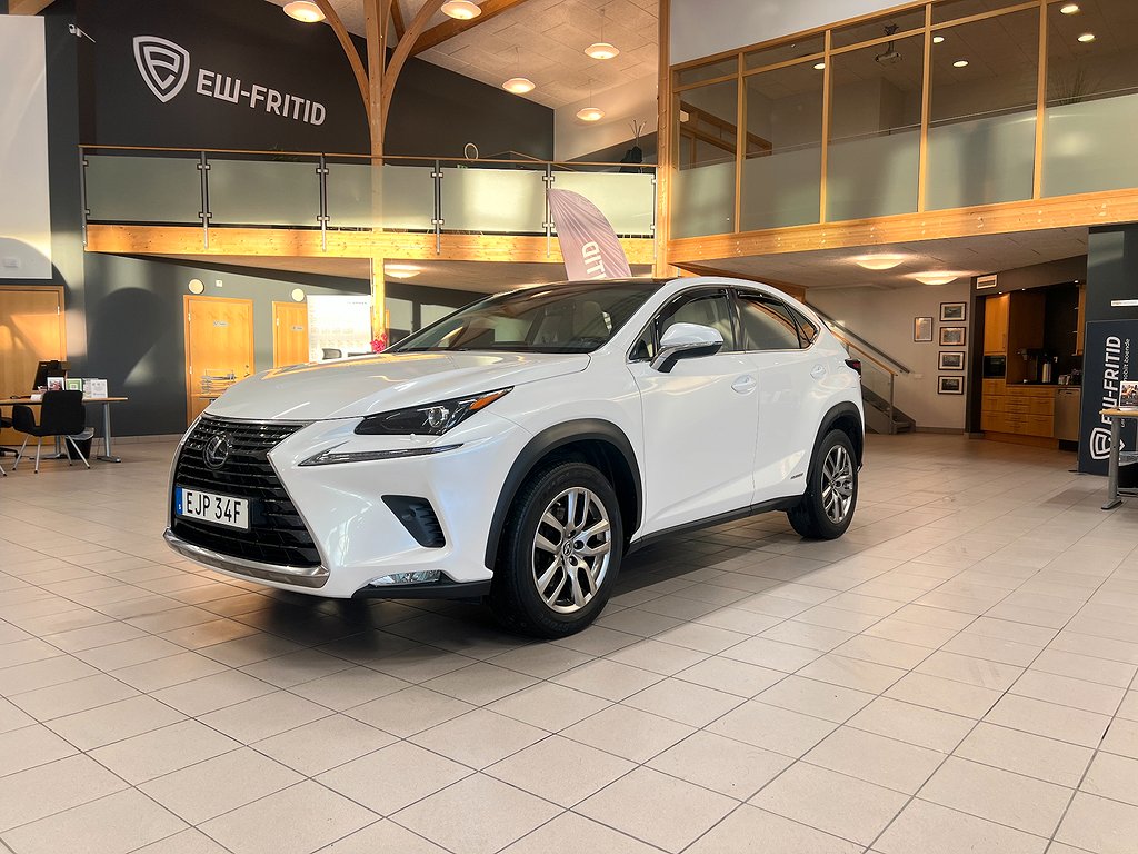 Lexus NX 300h AWD 2.5 AWD E-CVT (Panorama+Dragkrok+Hybrid)