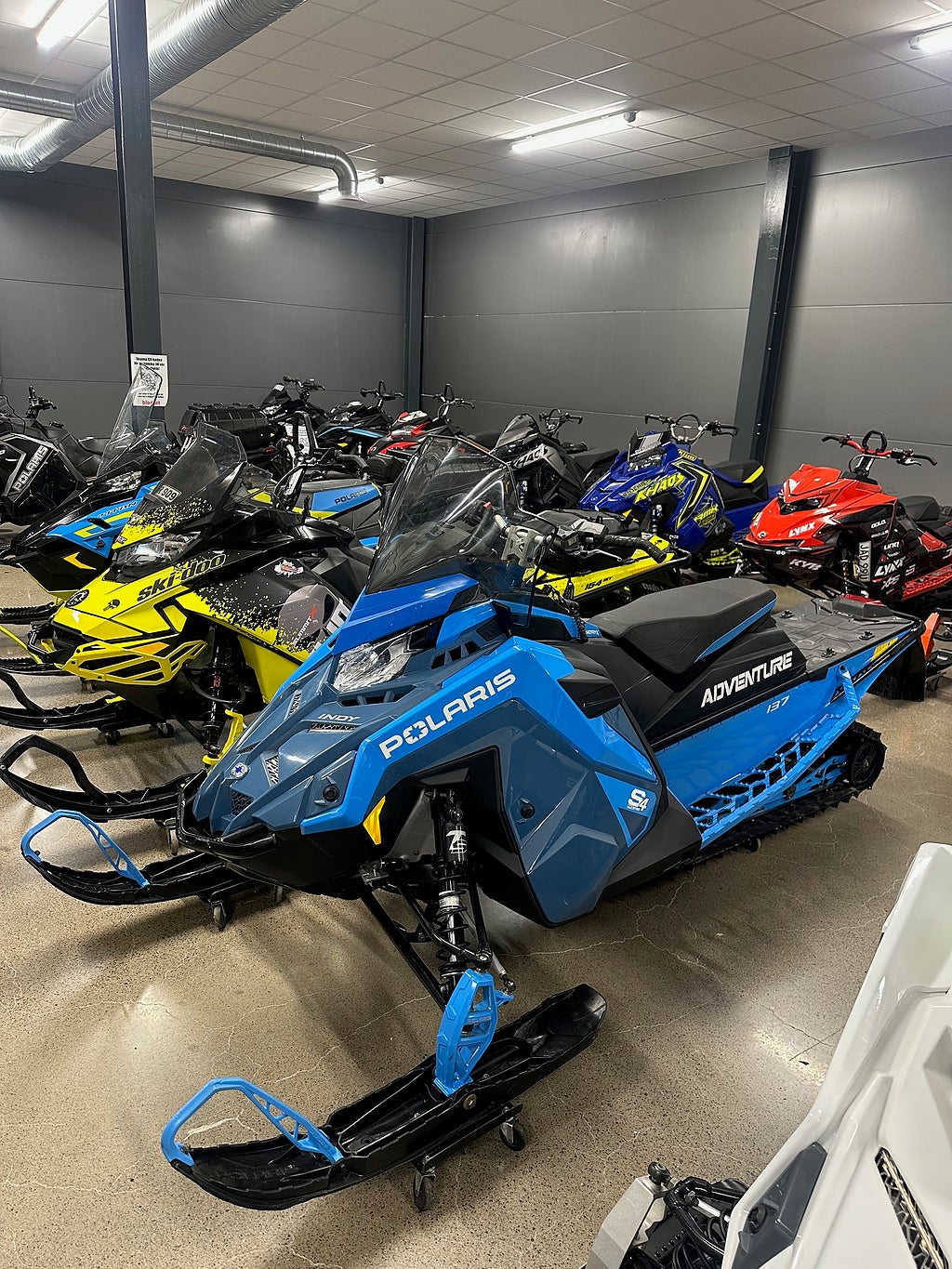 Polaris INDY Adventure S4 137" (Momsad, Gratis frakt) 