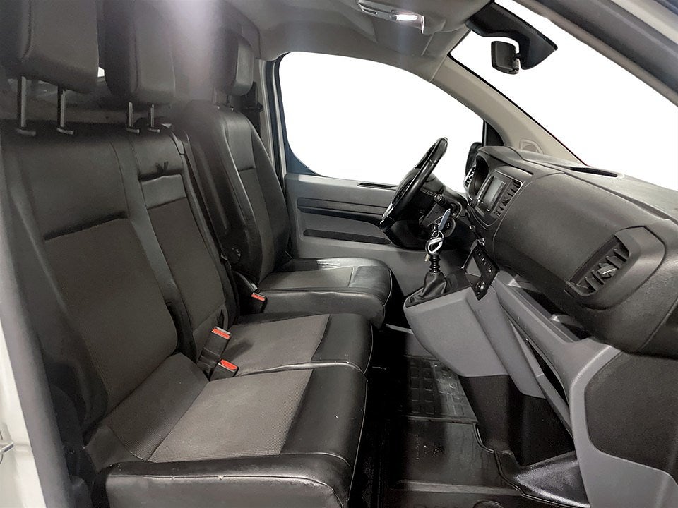 Bild på Peugeot Expert PRO+ 1.6 BHDi 115hk L2 - DRAG,VÄRMARE,SLAMLOCKS
