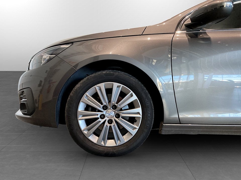 Bild på Peugeot 308 5D Allure 1.2 PT 130hk Aut - DRAG, CARPLAY