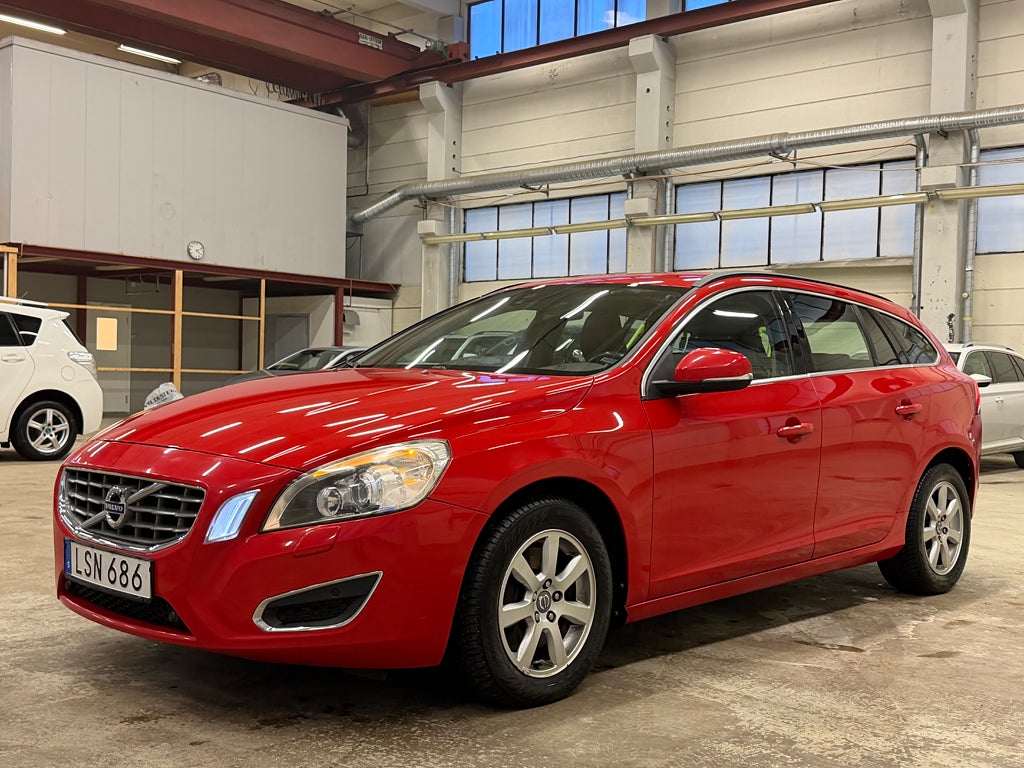 Volvo V60 D4 AWD MOMENTUM SKINN VÄRMARE PDC BLUETOOTH KAMERA 