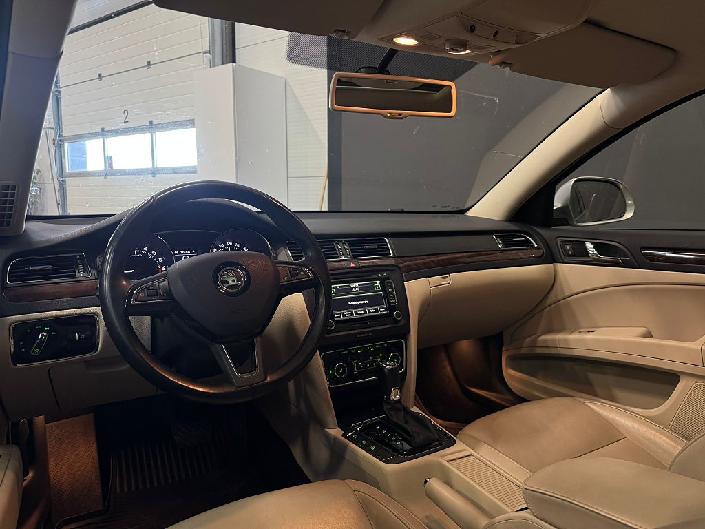 Skoda Superb Kombi 2.0 TDI 4x4 Alldrive *3,99%* Pano Drag Värmare