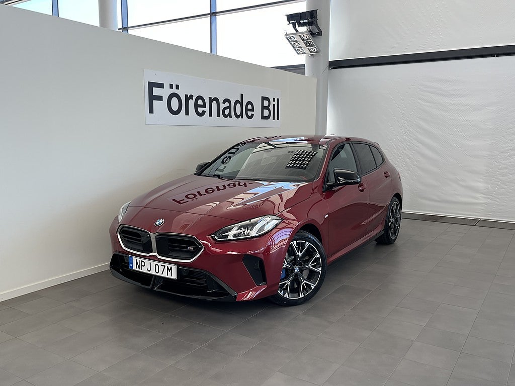 BMW M135i xDrive fr. 4.153 kr/mån H/K 18" Rattvärme Sportstolar 
