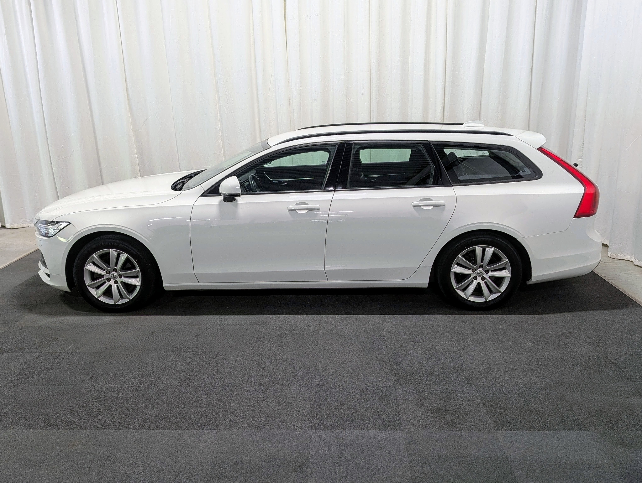 Volvo V90 D4 Geartronic 2018, photo 2/10