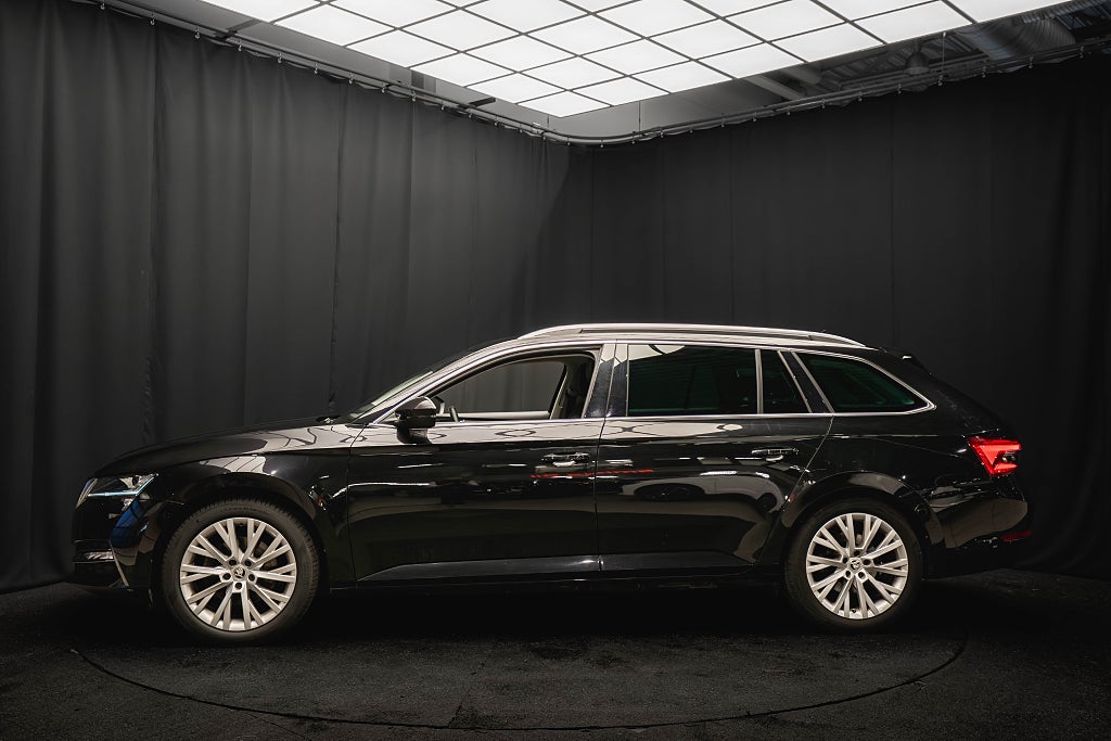 Skoda Superb iV BUSINESS STYLE DRAG B-VÄRMARE KAMERA COCKPIT MOMS