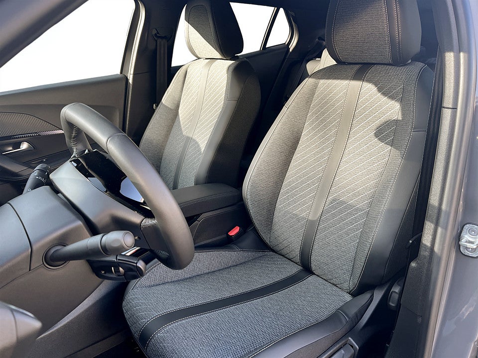 Bild på Peugeot 2008 Allure 1.2 PT 131hk B-KAMERA CARPLAY