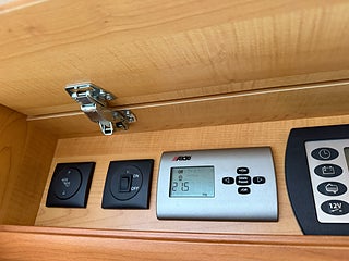 Husbil-integrerad Le Voyageur LX850 Mercedes (184HK AUT) Queensbed! ALDE! Hydrauliska stödben! 17 av 23