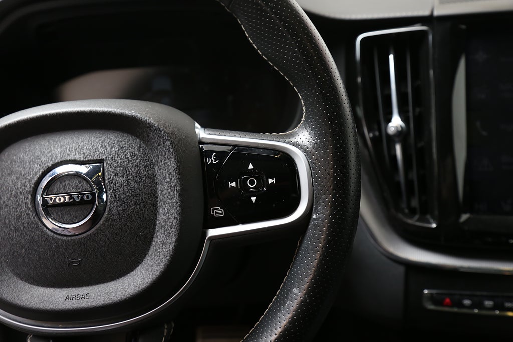 Volvo XC60 D5 235hk R-Design AWD 360° l  H/K l 22" l Panorama Drag 2019