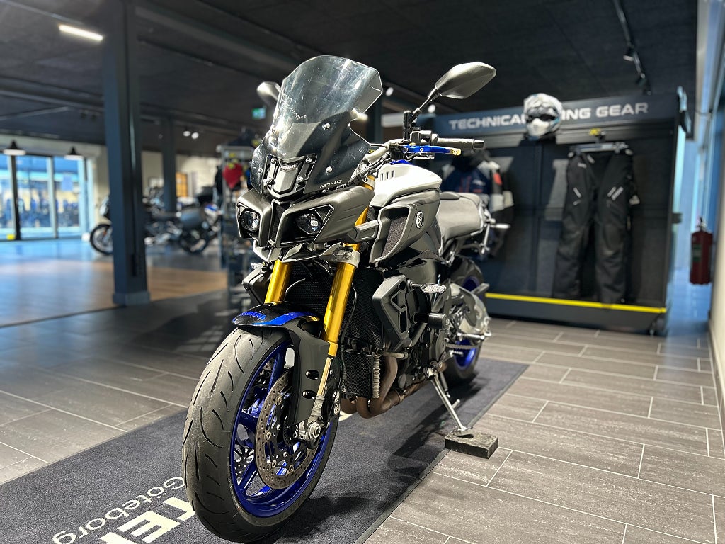 Yamaha MT-10 SP / Justerbara Fotpinnar & Regalge/ Sidoväskor / Hög ruta