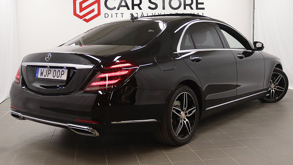 Bilen är den långa versionen av S-klass.