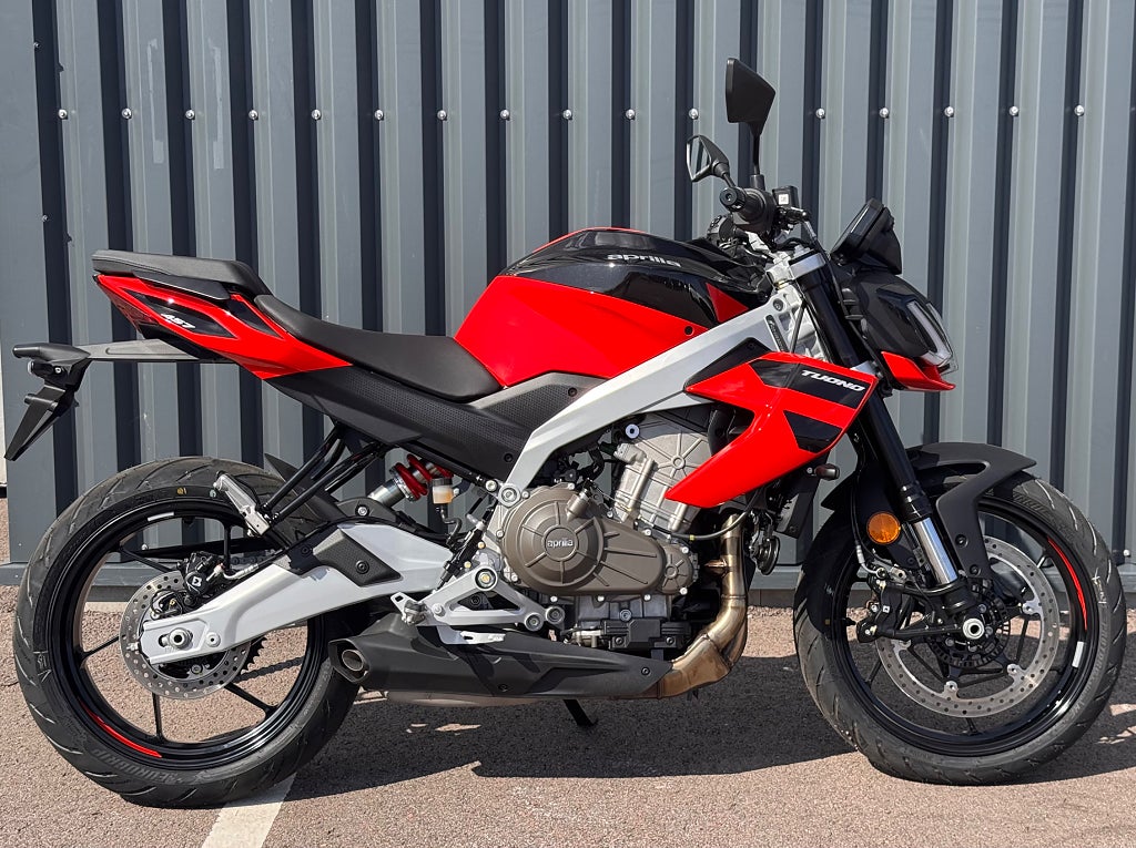 Aprilia Tuono 457 Piranha Red
