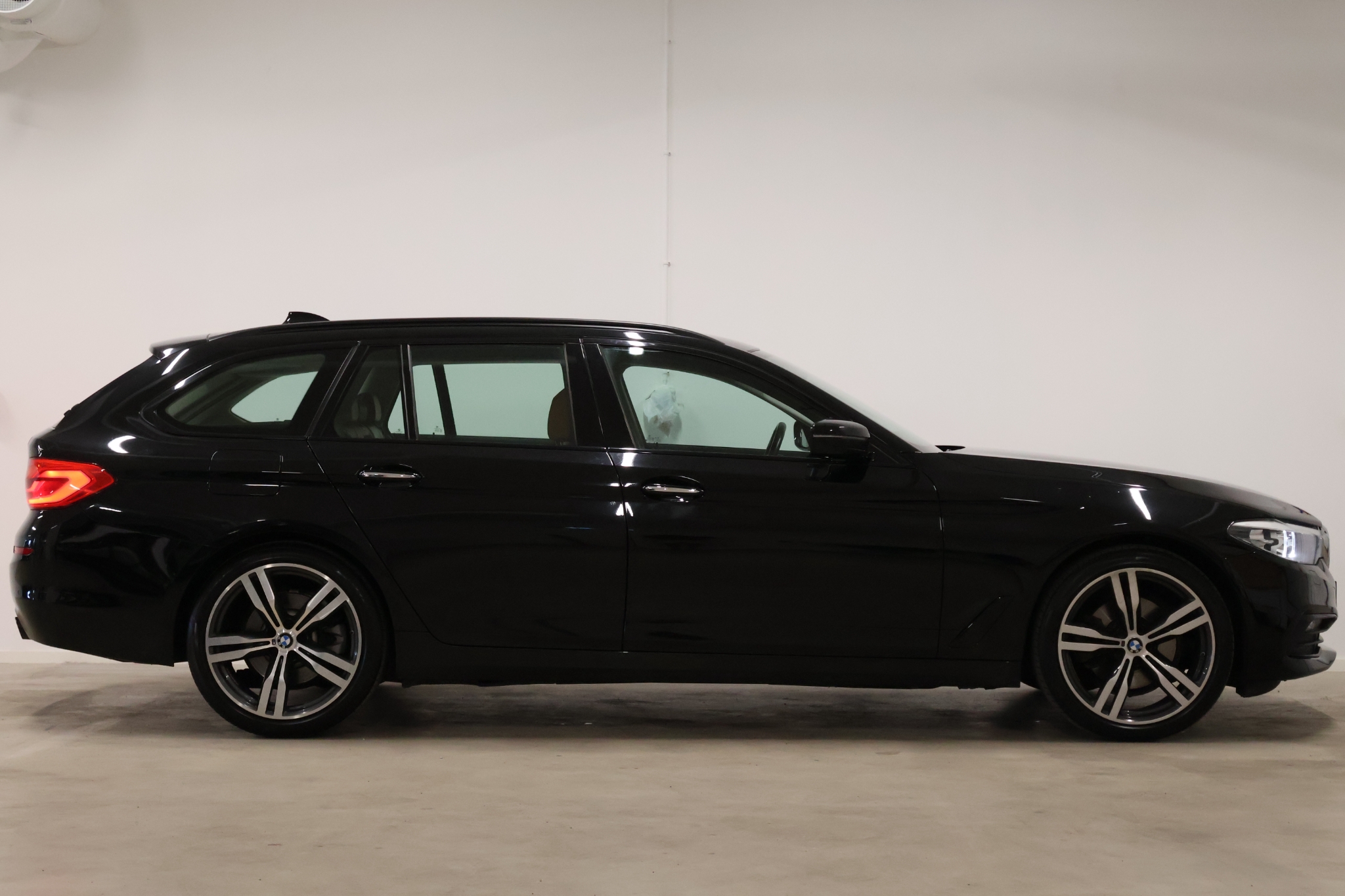BMW 520 d AUT INDIVIDUAL 20" M-SPORT 2018, bild 4/63