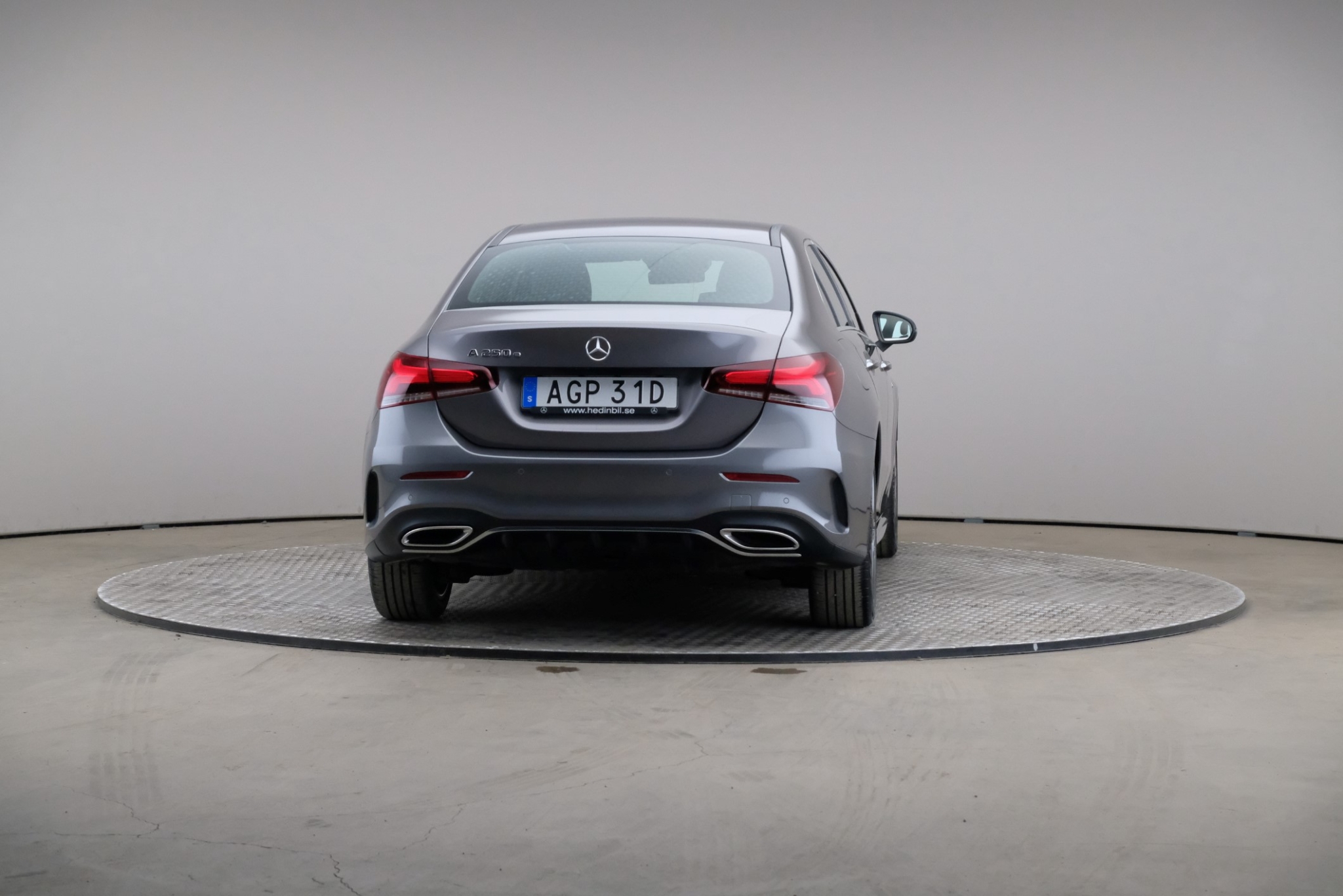 Mercedes-Benz A 250e sedan AMG-Line 2021, bild 2/10