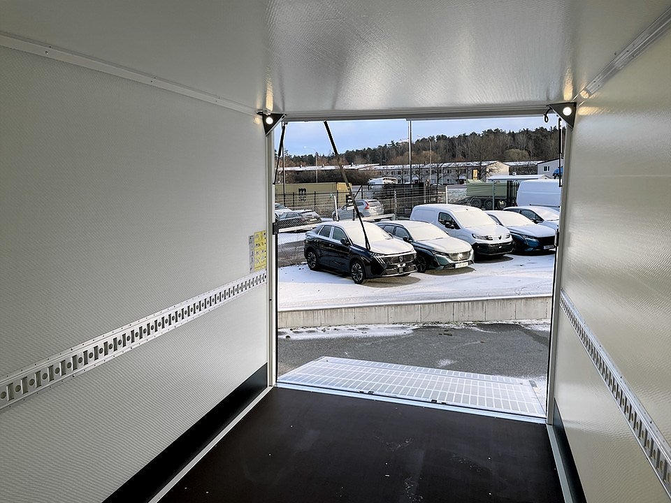 Bild på Peugeot Boxer Volymskåp BG-Lyft 180hk Aut - OMGÅENDE LEVERANS!