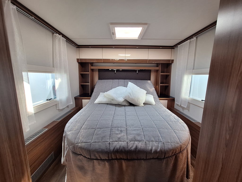 Polar Customized 680 QA Queenbädd, AC, Dusch, Kampanjprodukt!