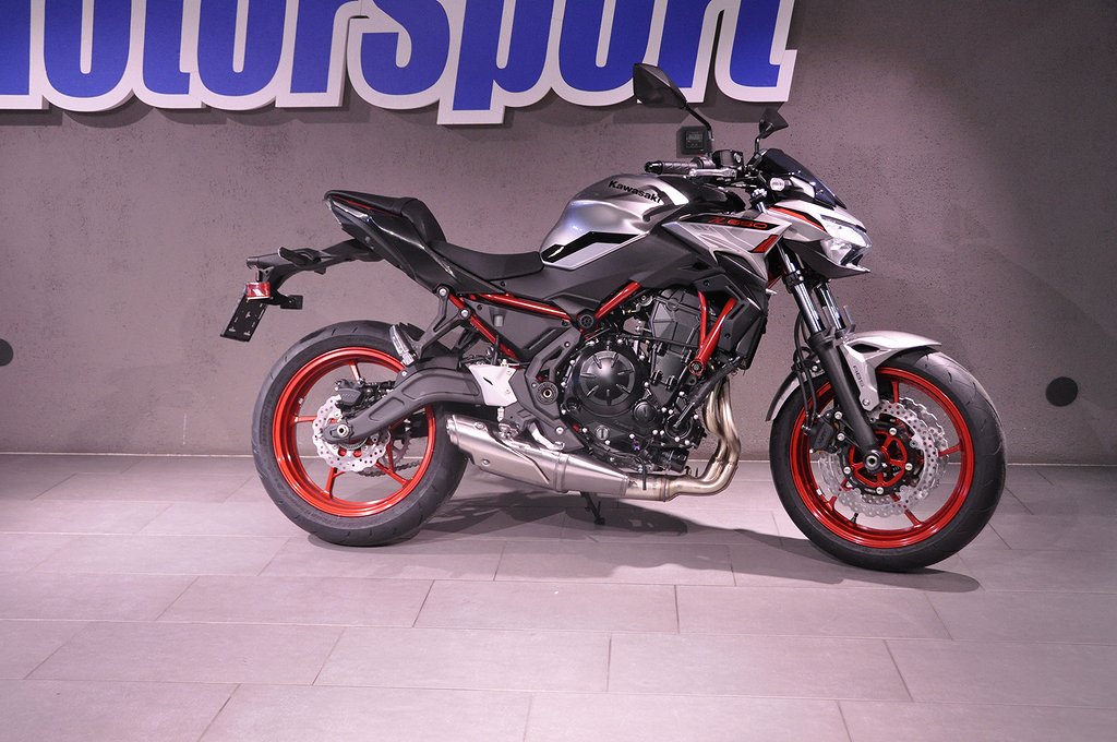 Kawasaki Z650 *Vi A2 reggar Gratis*