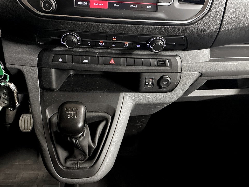 Bild på Citroën Jumpy New Business 1.5 BHDi 120hk L2 CARPLAY P-SENSORER BAK 