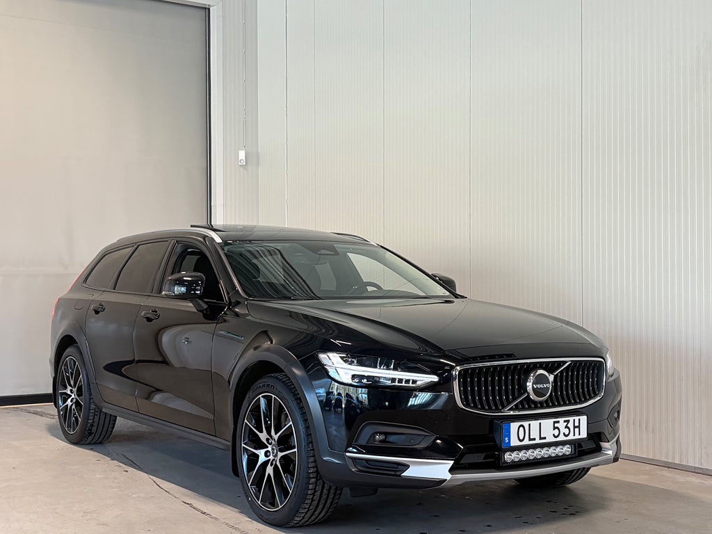 Volvo V90 Cross Country B4 AWD Momentum H&K Pano Kamera 20'' Dragkrok