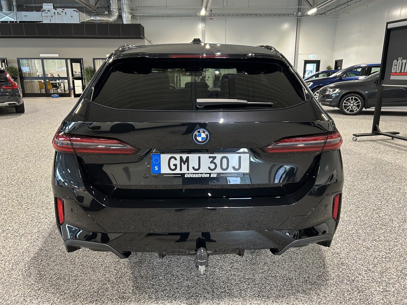 BMW 550 2025, photo 3/56