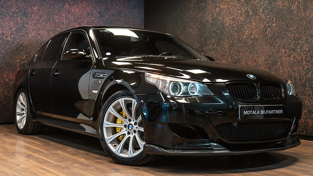 BMW M5 från 2007 snett framifrån