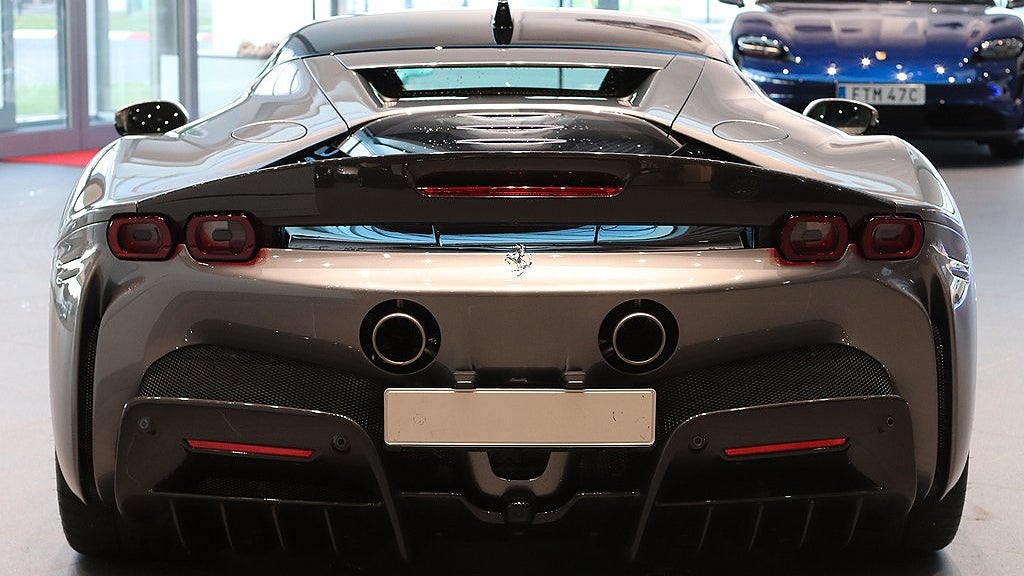 Ferrari SF90 Stradale är den italienska biltillverkarens första laddhybrid. 