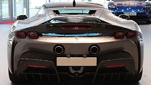 Ferrari SF90 Stradale är den italienska biltillverkarens första laddhybrid. 