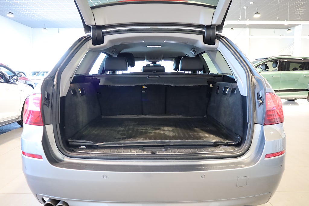 BMW 520d Touring AUT Drag Läder PDC Connected Blåtand Rattvärme