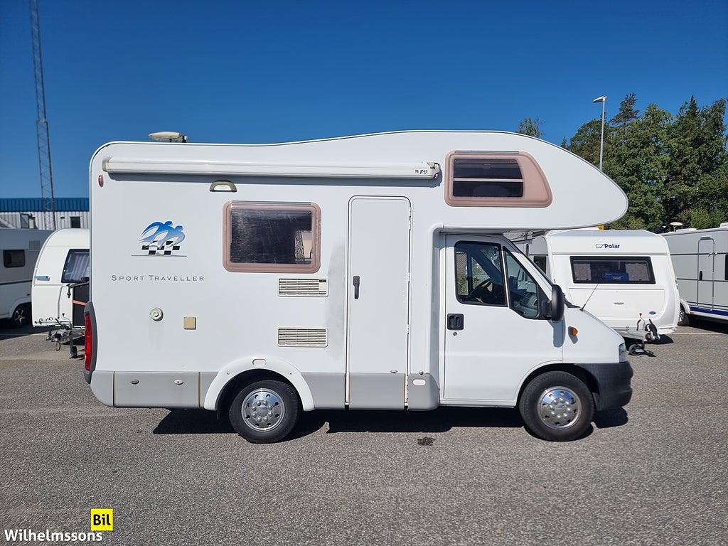 Knaus SPORT 500 ALKOV 4 BÄLTADE PLATSER 7 800 MIL SOLCELL PORTABEL AC