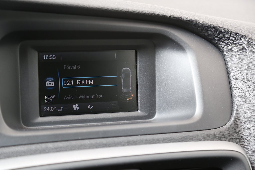 Volvo V40 D3 150hk Kinetic Nybesiktad P-sensorer Värmare
