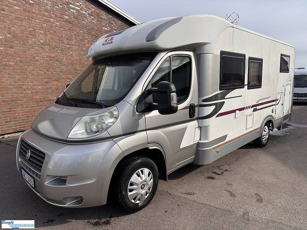 Adria Coral S 660 SL | SOLCELL | LÅNGBÄDD | B-KÖRKORT