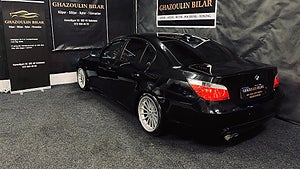 En BMW 545 från 2004. 