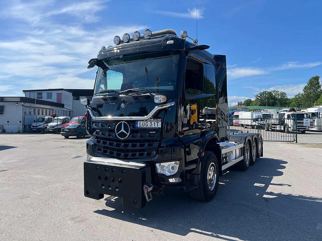 Mercedes-Benz Arocs 3251 Tridem Lastväxlare, Fullt Plogutrustad