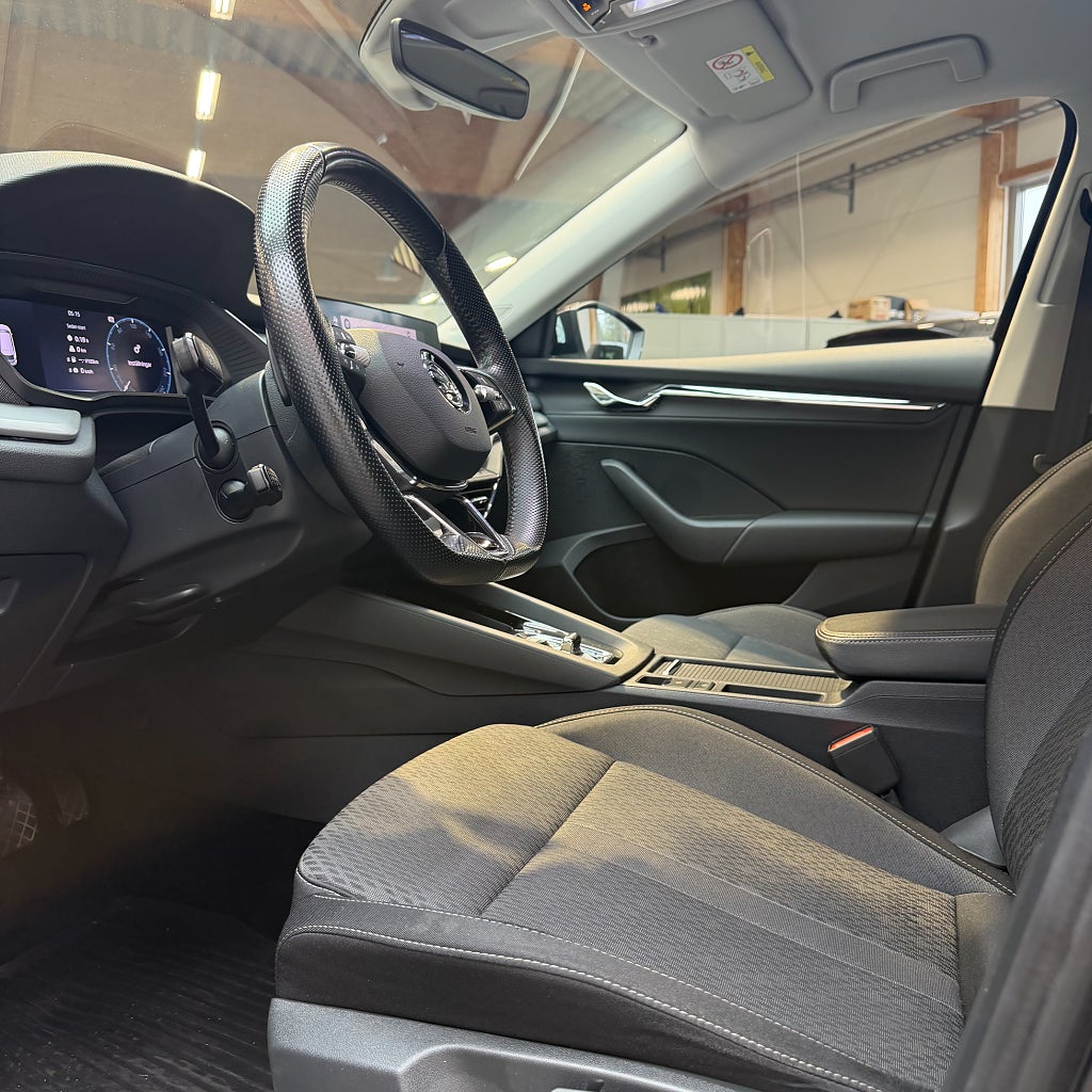 Skoda Octavia Kombi 2.0 TDI SCR Style Navi Backkamera Värmare Drag