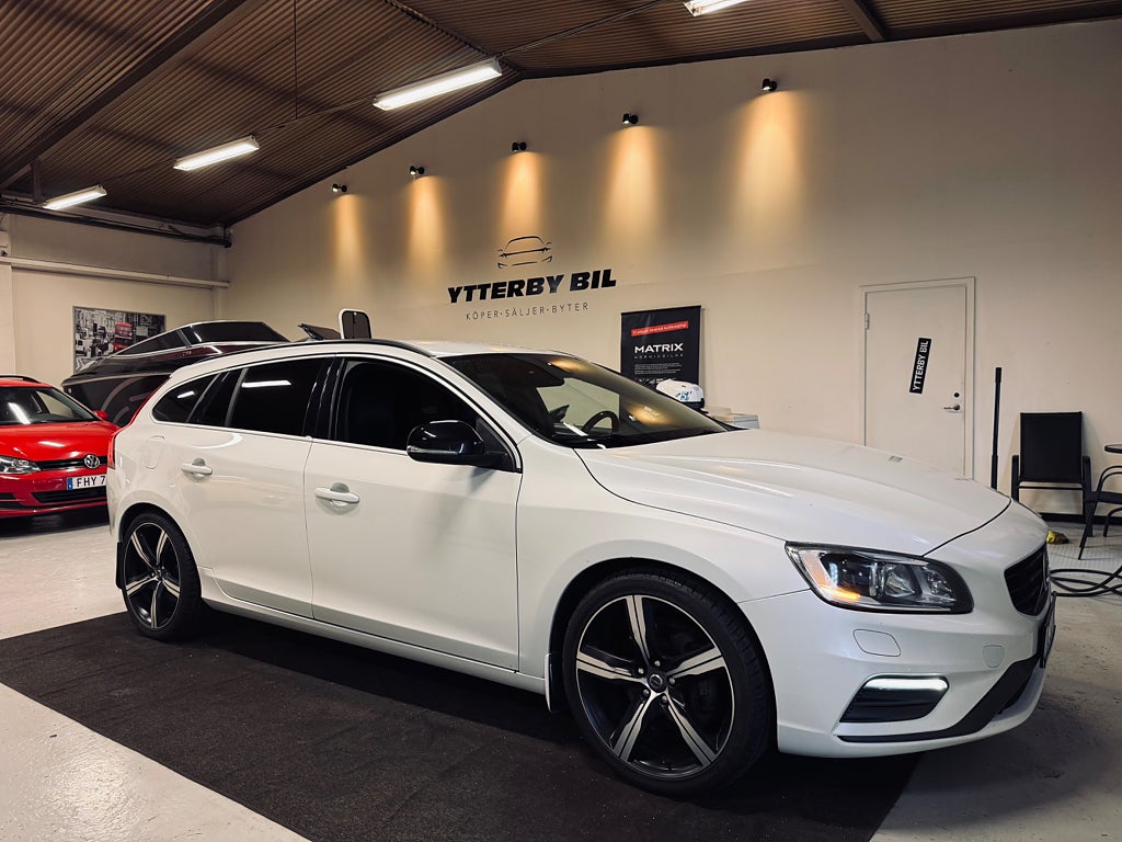 Volvo V60 D5 AWD Geartronic R-Design HIFI Skinn P-Sens D-Värm 19"
