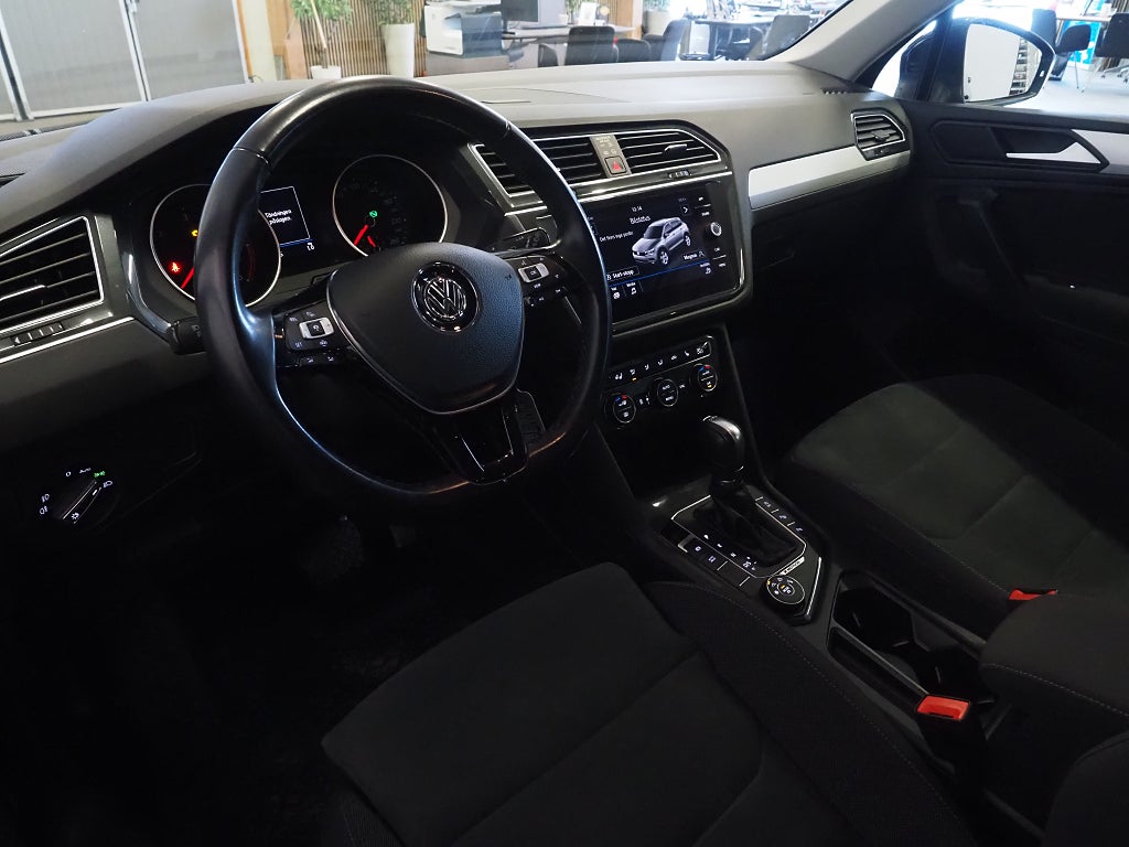 Volkswagen Tiguan 2.0 TDI 4Motion R-Line P-Värm Drag Kamera 19" Carplay