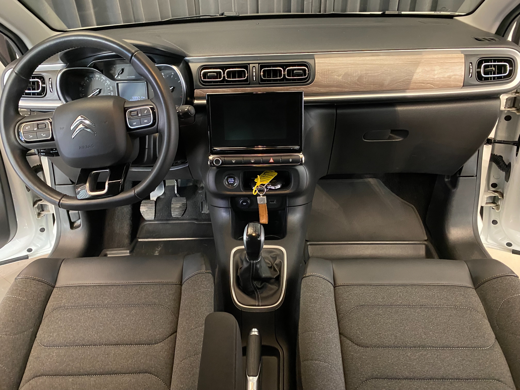 Citroen C3 SHINE PT 82 2023, photo 6/10