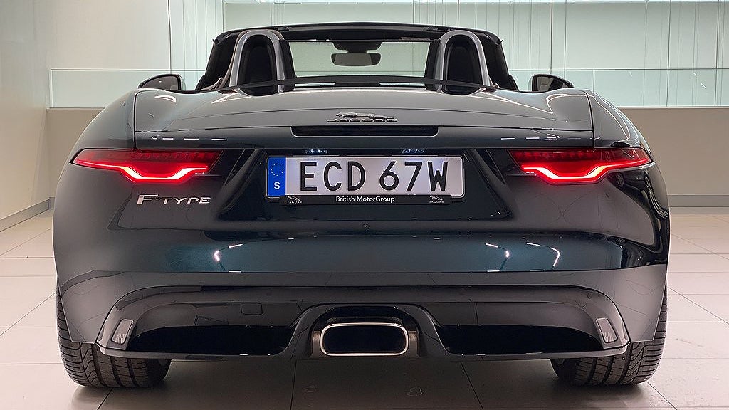 Jaguar F-Type P300 har en rak fyra på 300 hästkrafter.